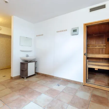 Centrally Located With Sauna Near Kaprun 아파트